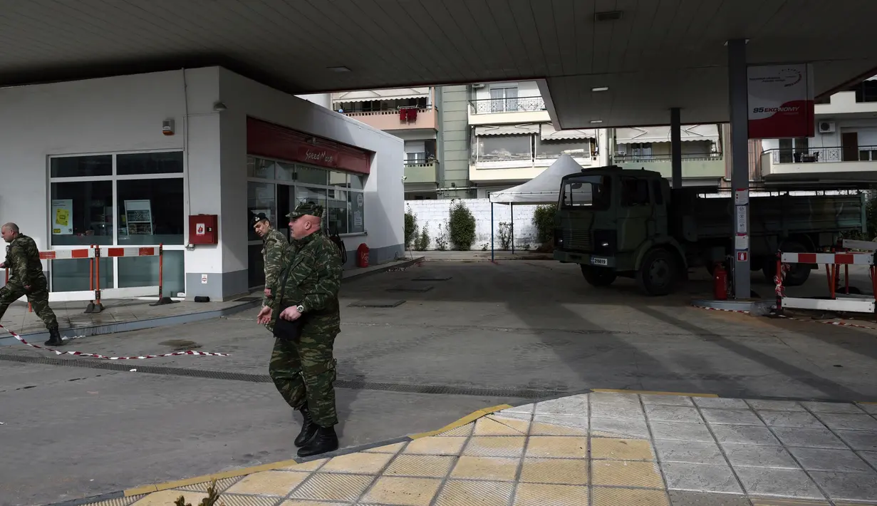 Aparat militer meninggalkan lokasi ditemukannya bom dari masa Perang Dunia II di Kota Thessaloniki, Yunani, 9 Februari 2017. Penemuan bom itu ketika memperluas area tangki bawah tanah sebuah pompa bensin di Kota Thessaloniki. (AP Photo/Giannis Papanikos)