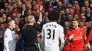 <p>Steven Gerrard menjadi nama terakhir dari Liverpool yang merasakan diusir wasit dalam laga kontra Manchester United. Sang kapten legendaris ini mendapat kartu merah usai melanggar Ander Herrera pada 22 Maret 2015. (AFP/Paul Ellis)</p>