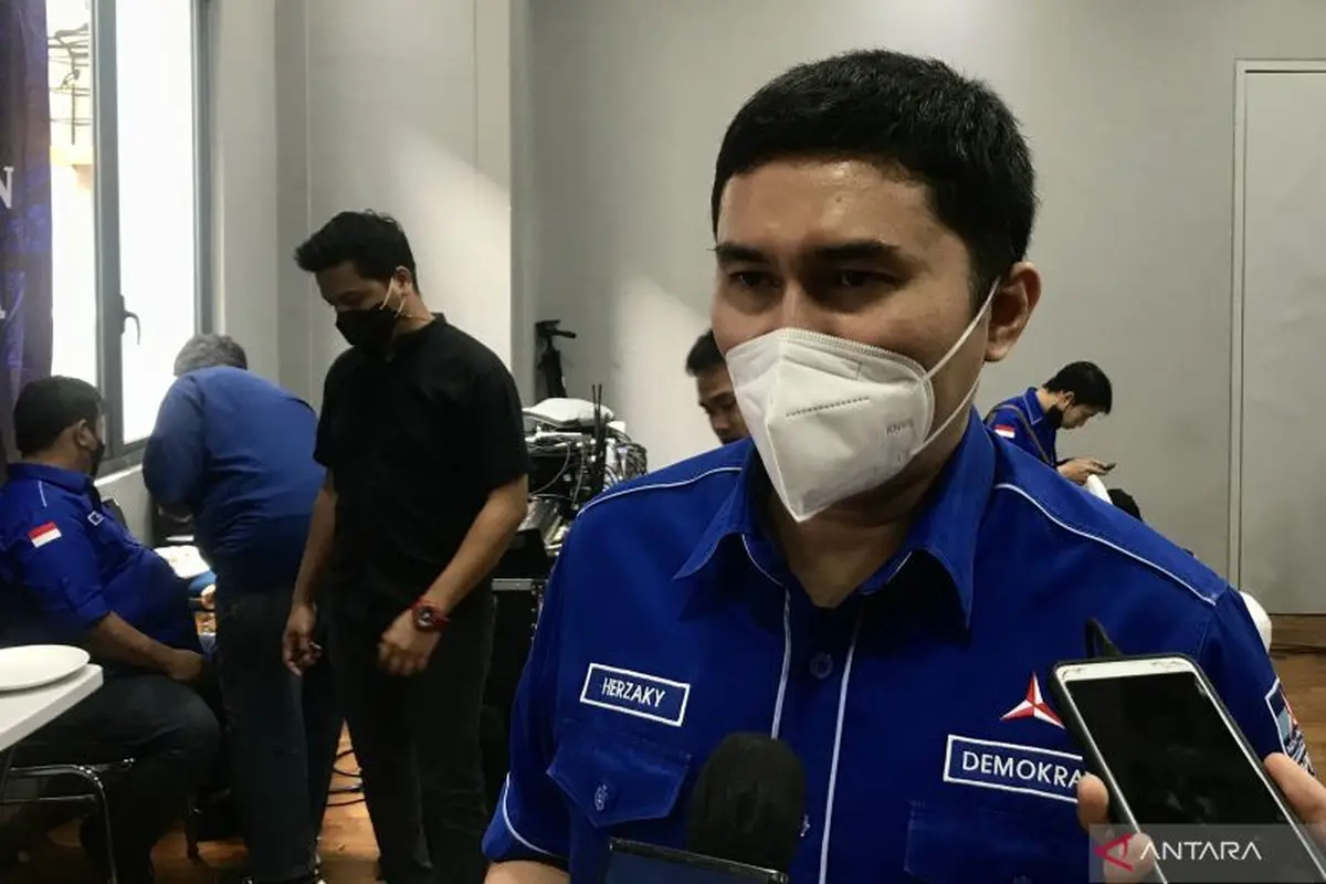 Koordinator Juru Bicara DPP Partai Demokrat Herzaky Mahendra Putra memberi keterangan kepada media saat ditemui di Kantor DPP Partai   Demokrat, di Jakarta, Senin (28/3/2022). ANTARA/Genta Tenri Mawangi