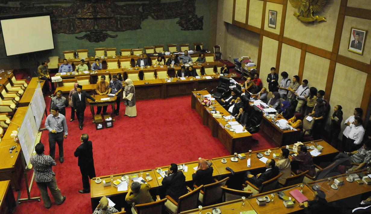 Suasana pengambilan keputusan calon anggota BPK RI periode 2014-2019 di Komisi XI DPR, Kompleks Parlemen, Senayan, Jakarta, (15/9/14). (Liputan6.com/Andrian M Tunay) 