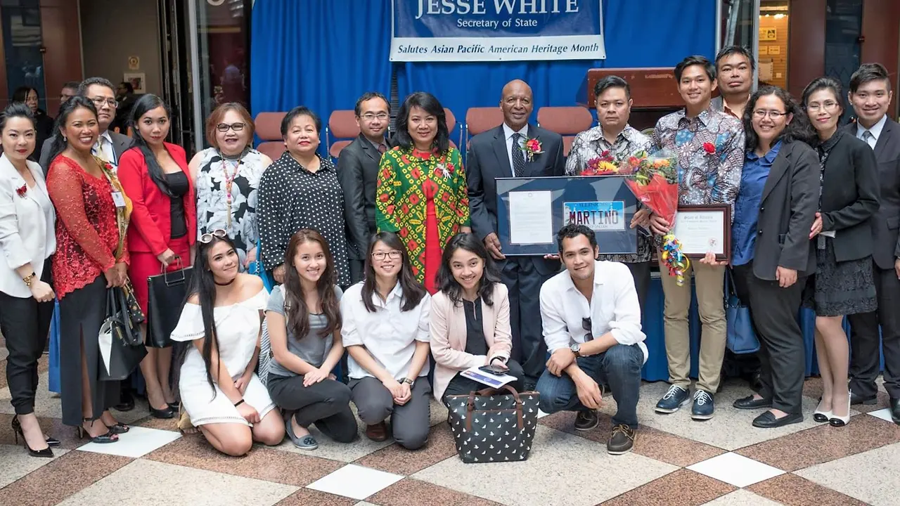 2 Diaspora Indonesia peraih penghargaan dari Secretary of State of Illinois Hon. Jesse White berfoto bersama KJRI Chicago. (Dokumentasi KJRI Chicago)