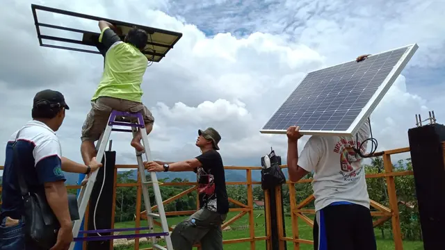 Pemasangan panel surya di Kampung Kitiran, Pagak, Banjarneara. (Foto: Liputan6.com/Pradikta D untuk Muhamad Ridlo)