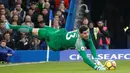 4. Thibaut Courtois (Chelsea) - Pada pramusim tahun 2018 kiper asal Belgia ini menolak ikut bergabung karena sudah tidak sabar kembali ke ibukota Spanyol untuk gabung dengan Real Madrid. (Photo by Tolga AKMEN / AFP)