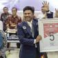Sekjen Partai Nasdem Johnny G Plate mendapatkan nomor 5 sebagai peserta pemilu 2019 saat pengundian nomor urut parpol di kantor KPU, Jakarta, Minggu (19/2). (Liputan6.com/Faizal Fanani)