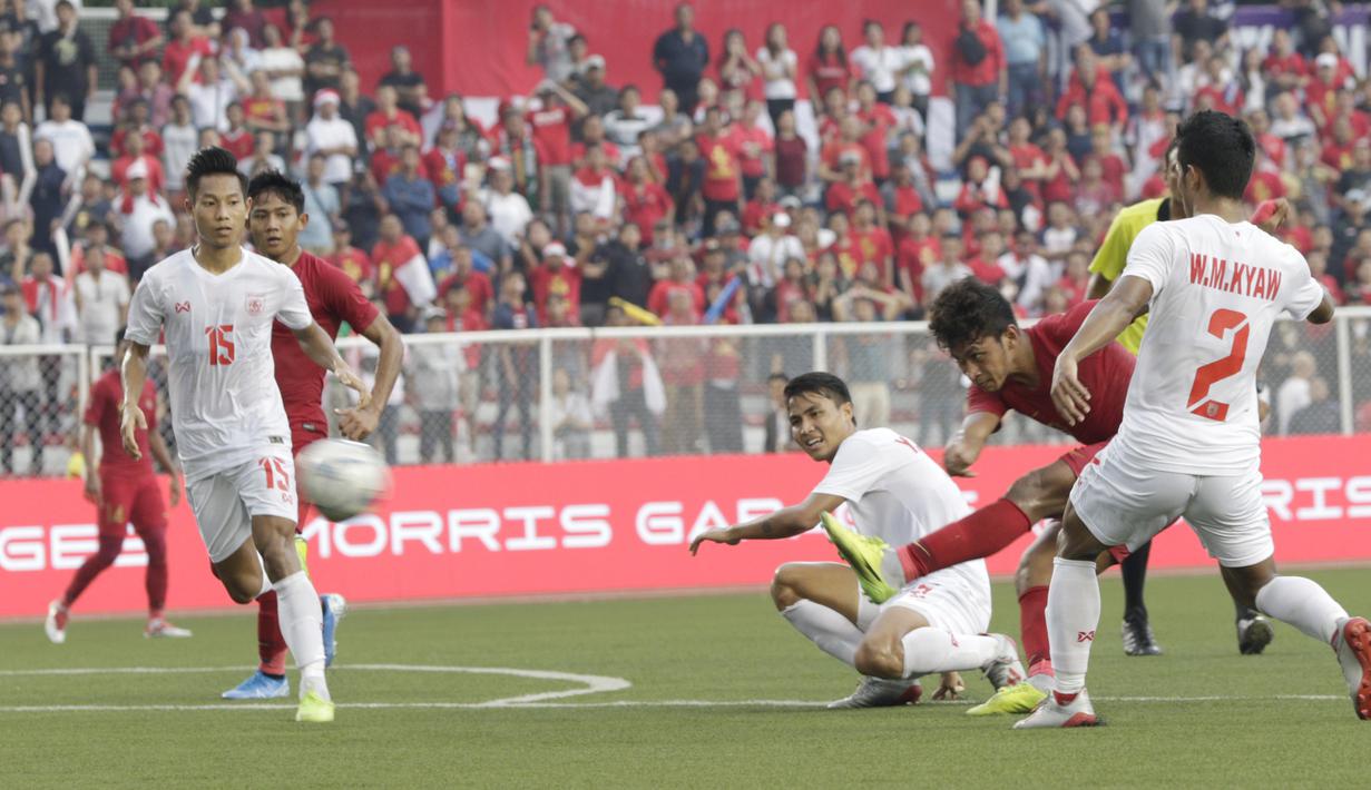Striker Timnas Indonesia U-22, Osvaldo Haay, melepaskan tendangan saat melawan Myanmar U-22 di di Stadion Rizal Memorial, Manila, Sabtu (7/12). Indonesia menang 4-2 atas Myanmar. (M Iqbal Ichsan)