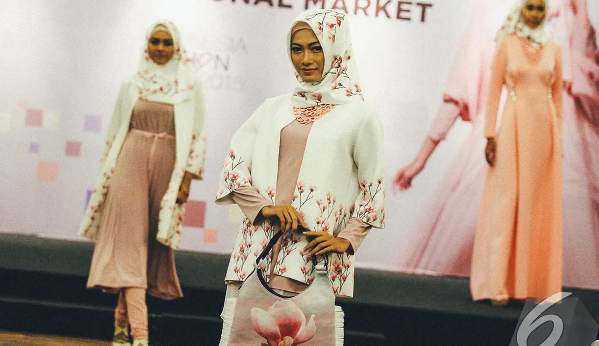 Sebuah busana muslim dengan motif bunga dipergakan oleh seorang model pada Indonesia Moslem Fashion di Gedung Kementerian Perdagangan RI, Jakarta, Rabu (29/10/2014) (Liputan6.com/Faizal Fanani)