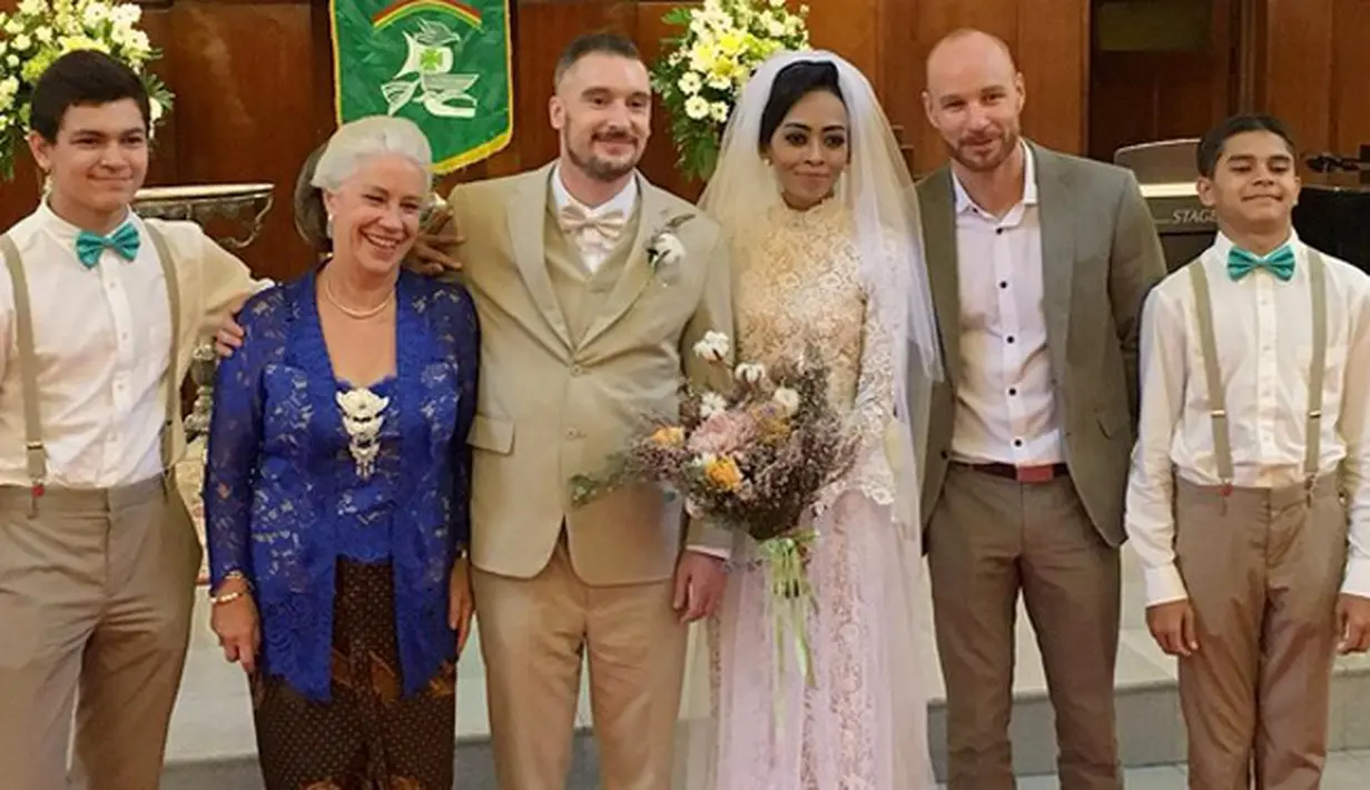 Dua orang anak Jono dari pernikahan sebelumnya terlihat hadir. Tobey Ibrahim Amstrong, dan Adam Sulthan Amstrong. Sedangkan anak ketiganya Thomas Ismail Amstrong tidak terlihat. (Instagram/petersonsitumorang)