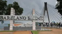 Plang nama yang berada di jembatan Barelang di Batam, Kepri (15/4). Jembatan ini menghubungkan sejumlah pulau yaitu Pulau Batam, Pulau Tonton, Pulau Nipah, Pulau Rempang, Pulau Galang dan Pulau Galang Baru. (Liputan6.com/Herman Zakharia)