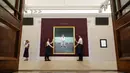 Staf mememagang 'Study for Portrait of Lucian Freud' karya Francis Bacon di Sotheby's, London, Inggris, 22 Juni 2022. Lukisan yang akan dilelang pada 29 Juni 2022 itu diperkirakan memiliki harga 35 juta pound. (AP Photo/Alberto Pezzali)