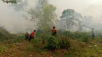 Petugas memadamkan kebakaran lahan di Jalan Sinar Kahayan, Kereng Bangkirai, Kota Palangka Raya, Kalimantan Tengah, Minggu (4/8/2024).