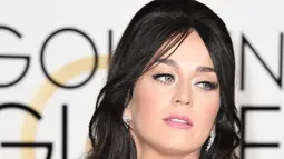 Penyanyi Katy Perry berpose saat menghadiri ajang acara Golden Globe Awards 2016 di Beverly Hills, California, Minggu (10/1). Pelantun Firework itu memoles bibirnya dengan lipstik yang senada dengan gaun pinknya. (AFP PHOTO/VALERIE MACON)