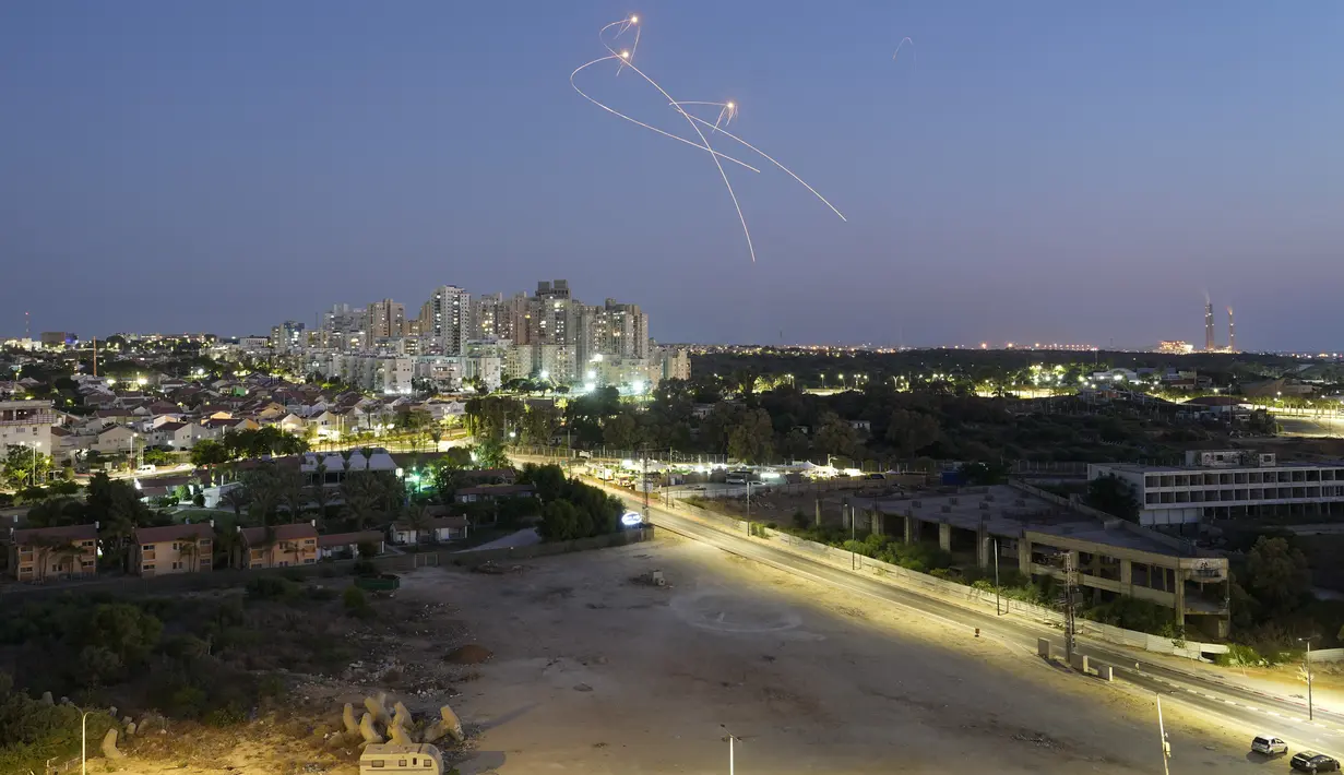 Sistem antirudal Iron Dome Israel menembak untuk mencegat roket yang diluncurkan dari Jalur Gaza menuju Israel di Ashkelon, Israel, 7 Agustus 2022. Para pejabat Mesir telah bekerja untuk membawa kedua pihak mencapai kesepakatan setelah meletusnya pertempuran yang membuat pesawat Israel menyerang sasaran di Gaza dan gerilyawan menembakkan ratusan roket sampai jauh ke dalam Israel. (AP Photo/Tsafir Abayov)