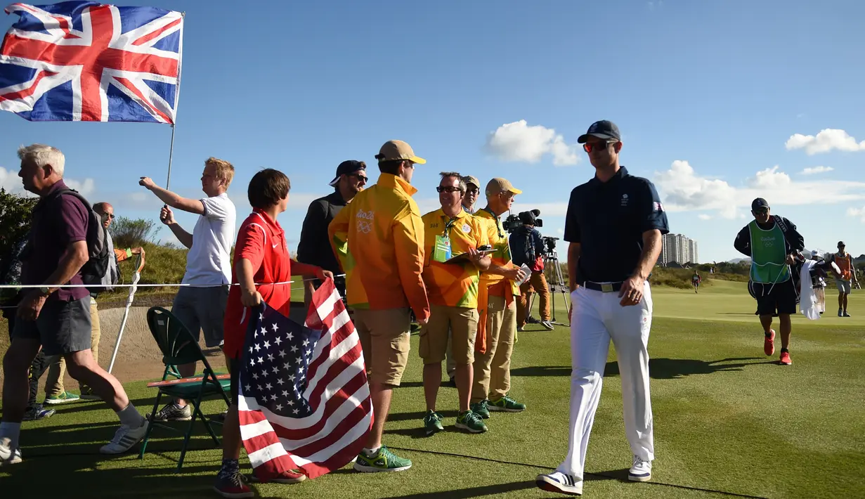 Pegolf Inggris, Justin Rose meninggalkan lapangan usai berkompetisi pada nomor perseorangan putra di Olimpiade 2016, Kamis (11/8). Sepanjang kariernya, Rose sudah meraih 19 gelar juara, terakhir kali di Hong Kong Open, Oktober 2015. (Jim WATSON/AFP) 