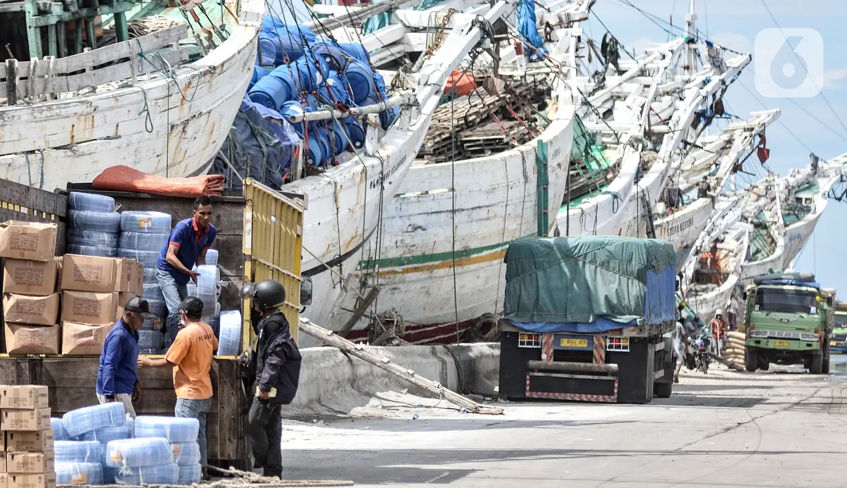 Aktivitas pekerja saat bongkar muat kapal di Pelabuhan Sunda Kelapa, Jakarta, Senin (29/11/2021). Kementerian Perdagangan mencatat nilai neraca perdagangan Indonesia mengalami surplus tertinggi sepanjang sejarah yaitu sebesar 30,81 miliar USD pada Januari-Oktober 2021. (merdeka.com/Iqbal S. Nugroho)