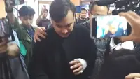 Tangan Rendy Kjaernett diperban usai alami kecelakaan mobil hingga terbalik (Liputan6.com - M Altaf Jauhar)