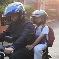 Tak Lagi Jadi Menteri, Anies Baswedan Antar Anak Sekolah Naik Motor