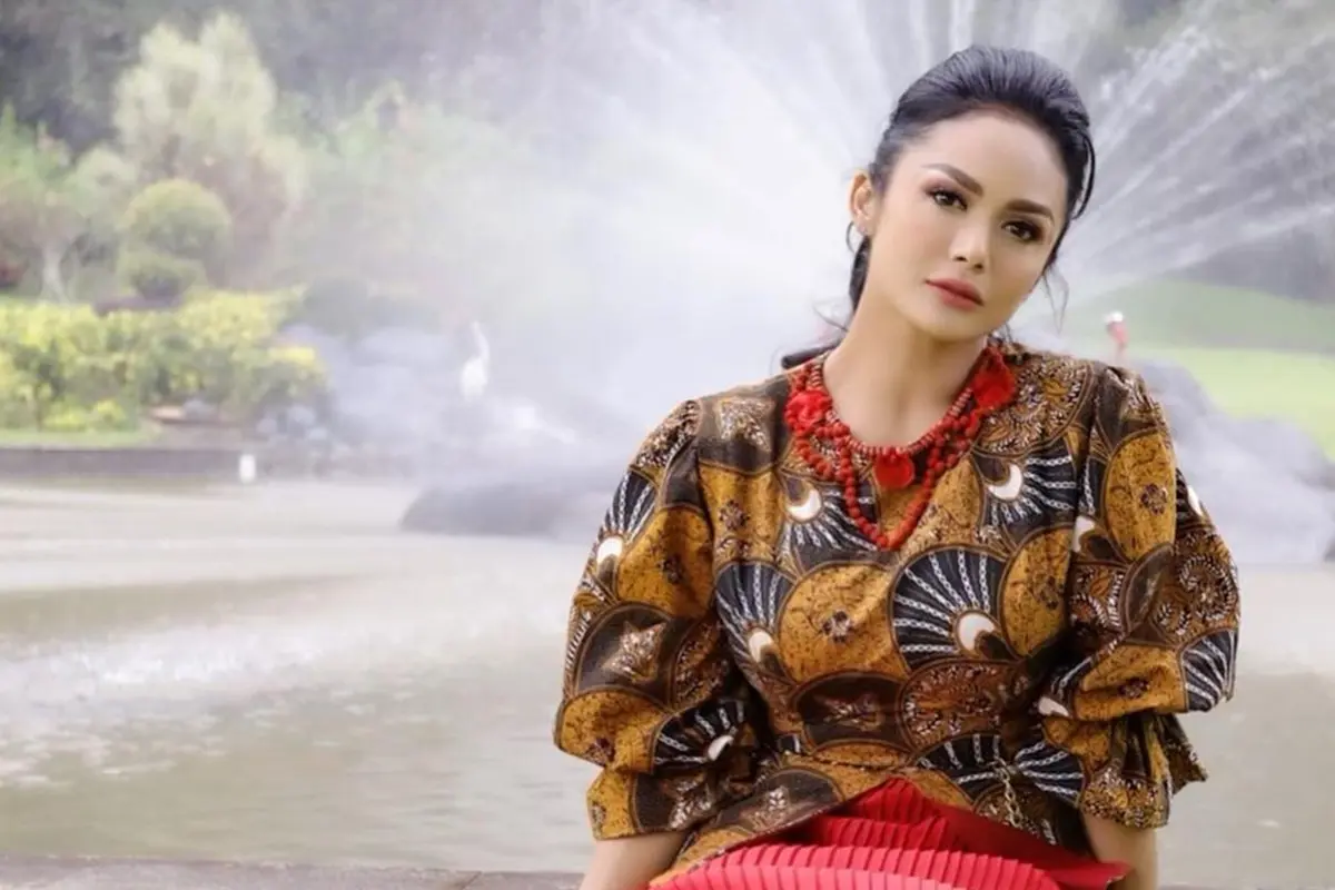 FOTO: Gaya Krisdayanti saat Menggunakan Batik, Tampil Menawan