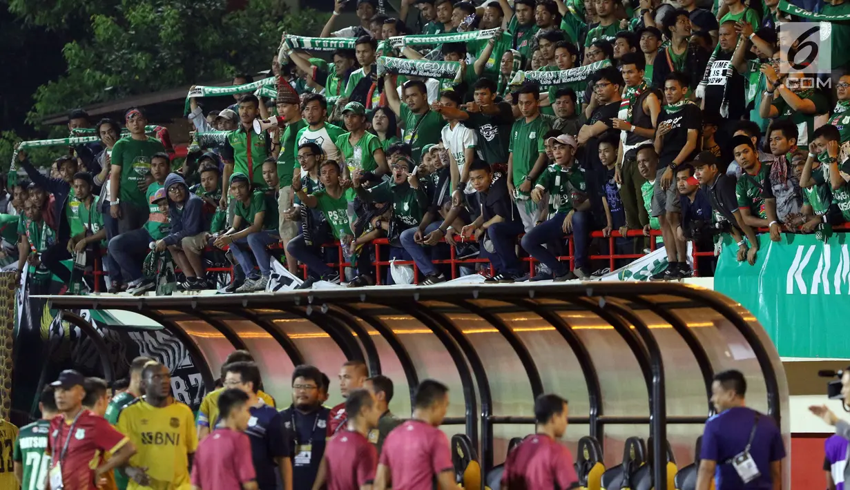 Suporter PSMS meluapkan kekecewaan usai menyaksikan laga timnya melawan Bhayangkara FC pada lanjutan Go-Jek Liga 1 Indonesia bersama Bukalapak, Stadion PTIK, Jakarta, Jumat (3/8). Bhayangkara FC unggul 3-1. (Liputan6.com/Helmi Fithriansyah)