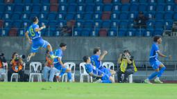 Pemain Timnas Filipina U-22 merayakan gol yang dicetak oleh Banatao Otu Abang ke gawang Timnas Indonesia U-22 pada laga Grup C SEA Games 2025 di 700th Anniversary Stadium, Senin (8/12/2025). (Bola.com/Bagaskara Lazuardi)