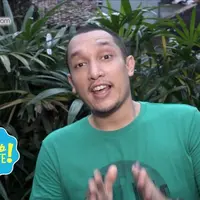 Giovanni L Tobing menantang Citra Kirana dan crew sinetron Orang-Orang Kampung Duku untuk berbahasa Jawa.