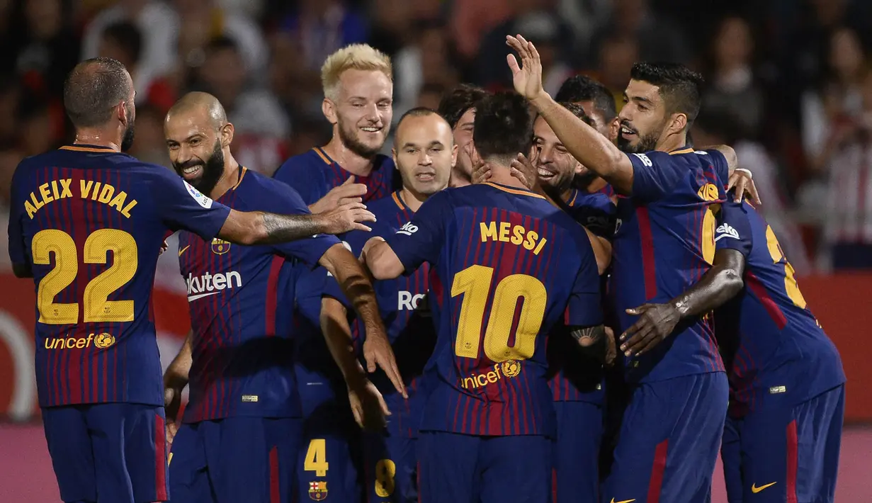 Para pemain Barcelona merayakan gol bunuh diri yang dilakukan pemain Girona pada laga La Liga Spanyol di Stadion Montilivi, Girona, Sabtu (23/9/2017). Girona kalah 0-3 dari Barcelona. (AFP/Josep Lago)