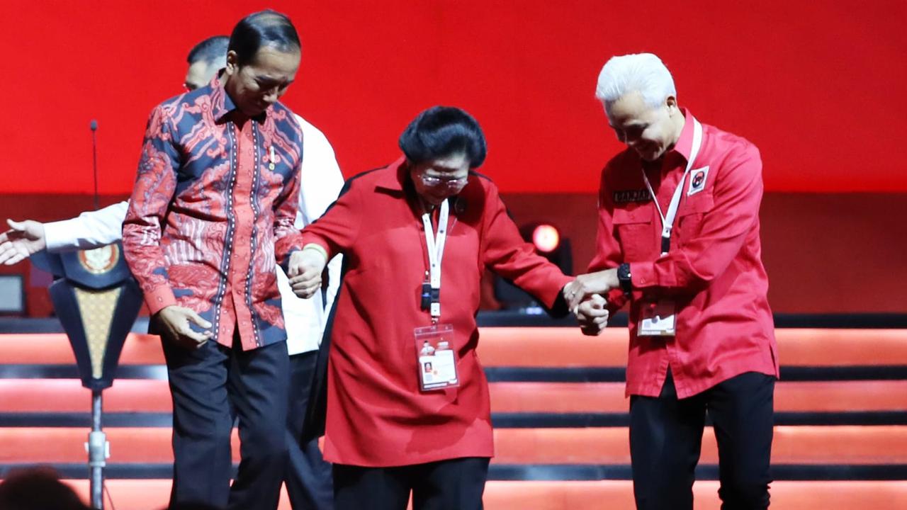 Presiden Joko Widodo (Jokowi) dan Bacapres Ganjar Pranowo menggandeng tangan Ketua Umum PDI Perjuangan Megawati Soekarnoputri di Rakernas IV PDIP.