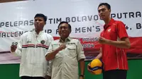 Ketua Umum PBVSI Imam Sudjarwo (tengah) melepas Timnas Voli Putra Indonesia yang akan berlaga di AVC Challenge Cup 2024 Bahrain mulai 2 Juni. (Liputan6.com/Achmad Sudarno)