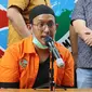 Artis Rifat Umar memberikan keterangan dalam rilis kasus penyalahgunaan narkoba artis Rifat Umar di Polda Metro Jaya, Jakarta, Jumat (4/10/2019). Rifat Umar diciduk polisi di kawasan Bintaro pada Rabu (2/10) dengan barang bukti bukti ganja seberat total 17362 gram. (Liputan6.com/Herman Zakharia)