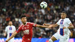 Achraf Dari (kiri) adalah pemain tim nasional Maroko yang bermain sebagai bek untuk Brest. Dari telah menyumbang satu gol dari 10 penampilannya bersama Brest musim ini. Dari melakukan debut di Piala Dunia 2022 saat pertandingan perempat final melawan Portugal. (AFP/Franck Fife)
