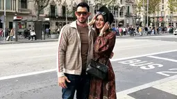 Kemesraan Tania dan Alwi menjadi hal yang paling menarik perhatian netizen. Mantan istri Tommy Kurniawan ini mengunggah momen mesra bersama sang suami. Kali ini mereka terlihat berpose di salah satu sudut kota Barcelona.(Liputan6.com/IG/@tanianadiraa)