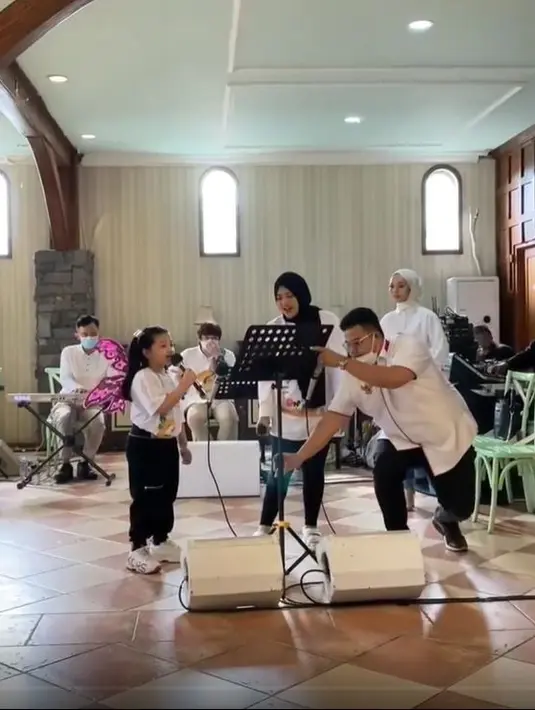 Di beberapa kesempatan ia menjajal keberaniannya bernyanyi, termasuk di ulang tahun adiknya, Arsya. (Instagram @queenarsy)