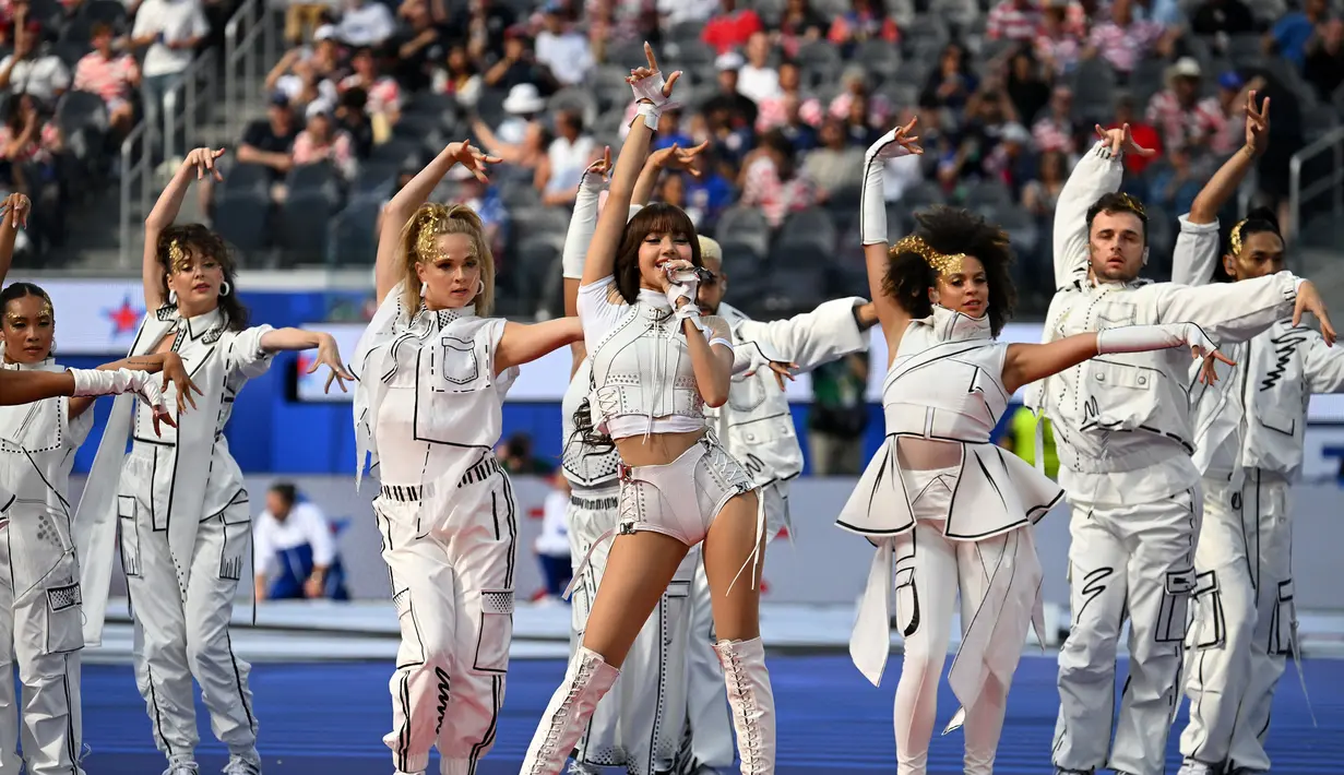 Lalisa Manobal atau dikenal sebagai Lisa berhasil mencuri perhatian dalam upacara pembukaan Piala Dunia 2026 yang berlangsung di Amerika Serikat. (AFP/Getty Images/Stu Forster)