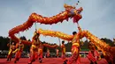 Para penari naga tampil di sebuah pameran kuil pada hari kedua Tahun Baru Imlek Naga di Beijing pada 11 Februari 2024. (GREG BAKER/AFP)