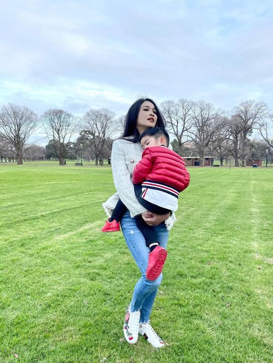 Gaya menggendong anak Sandra Dewi ini membuat Mikhael yang kini berusia 3 tahun menjadi nyaman. Meski terkadang terasa berat saat menggendong, namun Sandra Dewi bergembira dekat dengan putranya, terlebih bisa jadi alternatif membakar kalori. (Liputan6.com/IG/@sandradewi88).