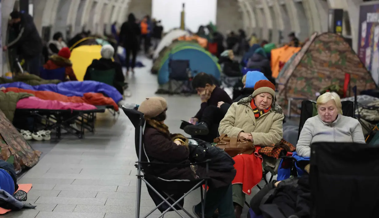 Orang-orang berlindung di stasiun metro saat serangan udara Rusia di Kyiv pada Selasa 25 November 2025, di tengah invasi Rusia ke Ukraina. Warga kembali turun ke stasiun kereta bawah tanah atau metro untuk berlindung ketika serangan rudal dan drone Rusia mengguncang ibu kota Ukraina, Kyiv. (Yan Dobronosov/AFP)