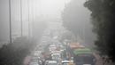 Suasana lalu lintas saat kabut tebal akibat polusi menyelimuti kota Delhi, India (1/12). Pemerintah ibu kota mempertimbangkan untuk memberlakukan pembatasan penggunaan kendaraan bermotor menurut Menteri, Arvind Kejriwal. (REUTERS/Cathal McNaughton)