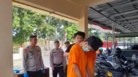 Dua anggota geng motor Selebritis 01 berinisal GDA dan YS yang membacok dan merampas motor warga ditahan di Mapolsek Kemiling. Foto : (Liputan6.com/Ardi).