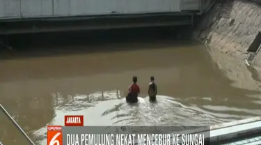 Seruan agar keduanya kembali ke pinggir kali tak mendapat sambutan. Keduanya tetap berjalan di tengah sungai menjauhi petugas.