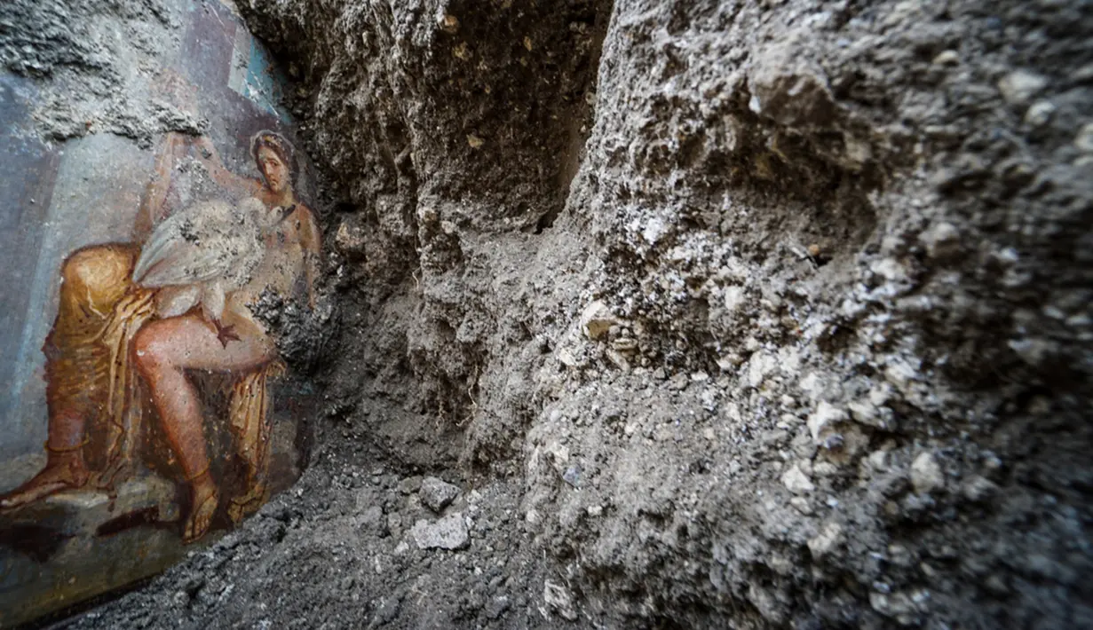 Temuan lukisan "Leda and the Swan" di reruntuhan kota kuno Pompeii, Italia 19 November 2018. Lukisan dinding ini ditemukan selama pengerjaan untuk merestorasi  struktur kota kuno.  (CESARE ABBATE/PRESS OFFICE OF THE POMPEII ARCHAEOLOGICAL PARK/AFP)