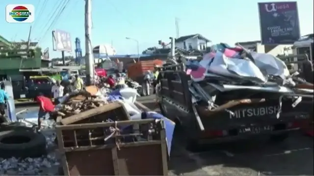 Diduga rem blong, truk yang melaju dari Temanggung menuju Wonosobo, Jawa Timur tabrak sepeda motor dan pasar. Akibatnya dua orang tewas dan tiga lainnya luka-luka.