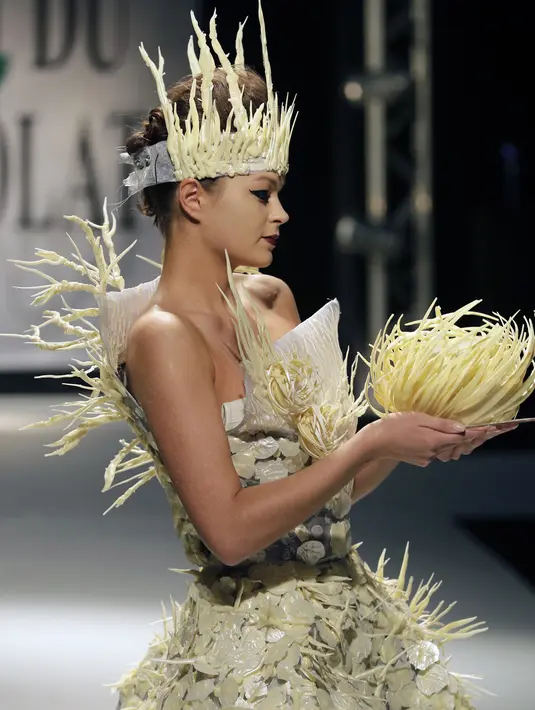 Model berpose diatas catwalk mengenakan busana yang terbuat dari cokelat saat Beirut Cooking Festival ke-7 di Lebanon (16/11). Dalam peragaan ini, semua model menampilkan aneka kreasi cokelat yang dibentuk menjadi busana. (AFP Photo/Joseph Eid)