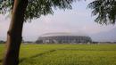 Stadion GBLA tampak indah jika dilihat dari luar karena dibangun di areal persawahan dan dihiasi dengan pemandangan berbukit. (Bola.com/Bagaskara Lazuardi)