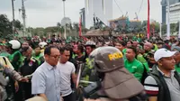 Perwakilan Kominfo menemui pengemudi ojol yang melakukan demo, Kamis (29/8/2024). (Liputan6.com/ Ady Anugrahadi)