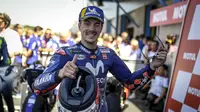 Pembalap Movistar Yamaha, Maverick Vinales usai meraih podium ketiga MotoGP Belanda 2018. (Twitter/Yamaha Motor)