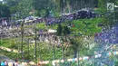 Warga menyaksikan kegiatan Pesta Rakyat Sukamakmur berupa atraksi tradisional kluwung karbit di Desa Sukamakmur, Bogor, Minggu (16/6/2019). Kegiatan berupa perang meriam karbit yang terbuat dari batang pohon kapuk antar desa terakhir diselenggarakan 13 tahun silam. (merdeka.com/Arie Basuki)