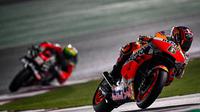 Pembalap penguji Repsol Honda, Stefan Bradl menjadi tercepat pada sesi tes shakedown di Sirkuit Losail, Qatar, Jumat (05/03/2021). (Twitter/MotoGP)