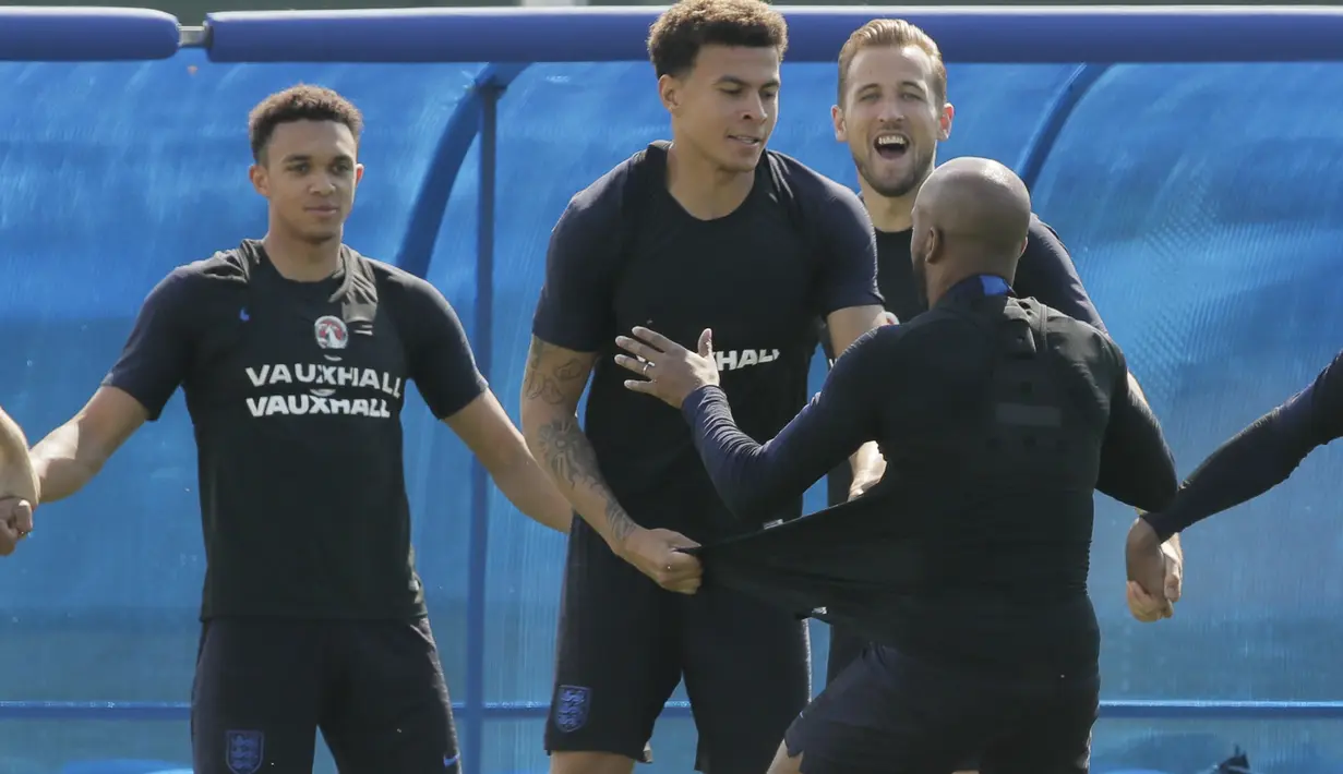 Dele Alli dkk. kembali berlatih ringan di Zelenogorsk dekat St. Petersburg, Rusia, (13/7/2018). Inggris akan melawan Belgia untuk memperebutkan tempat ketiga Piala Dunia 2018. (AP/Dmitri Lovetsky)