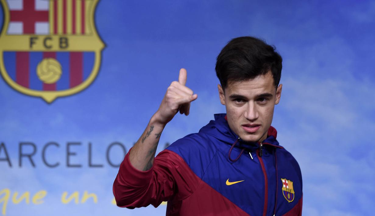 Gelandang baru Barcelona, Philippe Coutinho, diperkenalkan kepada publik di Barcelona, Minggu (7/1/2018). Pemain asal Brasil ini resmi didatangkan dari Liverpool dengan harga 160 juta euro. (AFP/Josep Lago)