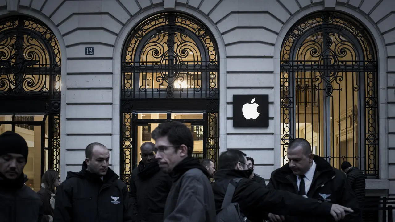 Karyawan Apple berdiri di luar toko Apple pada hari peluncuran iPhone X di Paris pada 3 November 2017. Philippe Lopez/AFP