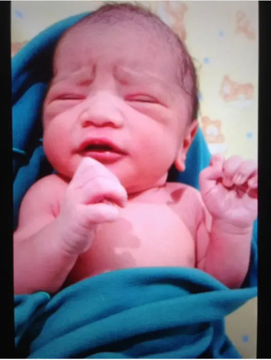 "Welcome to the world my baby boy , alhamdulillah wasyukurillah telah lahir putra pertama saya dg @carolynadewi dg selamat, mohon doanya maturnuwun," tulis Cella dalam keterangan foto bayi mungil. (Instagram/cellanadalam)